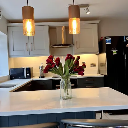 Centralapartment-parking-1br-ensuite-wifi-smarttv