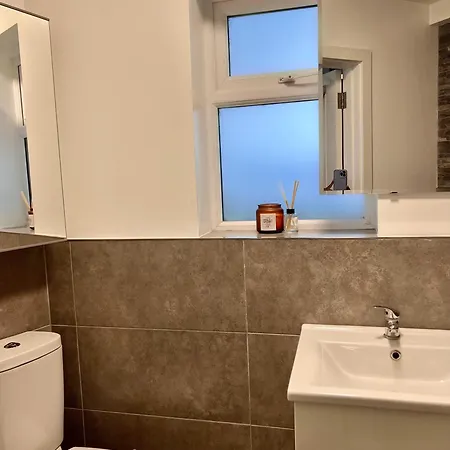 Centralapartment-parking-1br-ensuite-wifi-smarttv *