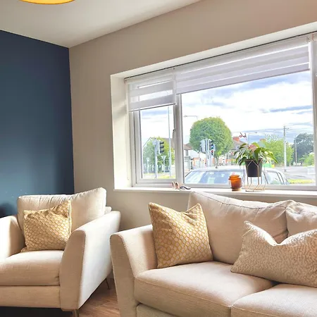 Centralapartment-parking-1br-ensuite-wifi-smarttv