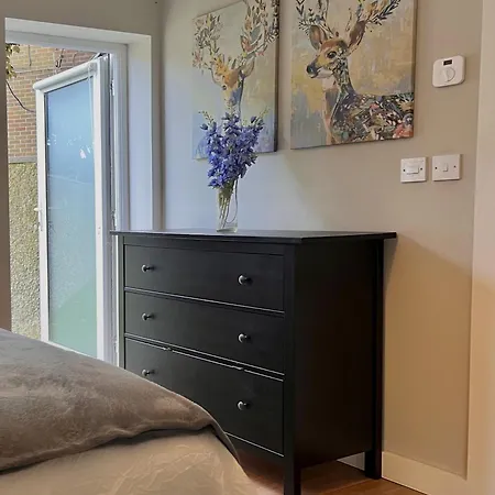 Centralapartment-parking-1br-ensuite-wifi-smarttv